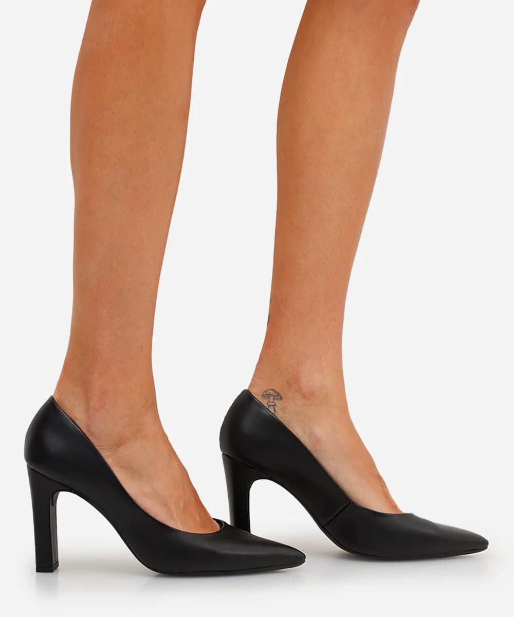 scarpin bico fino salto alto oneself preto